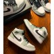 554724-092 Jordan 1 Mid Light Smoke Grey Jordan Scarpe Donna/Uomo